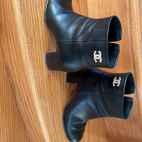 Chanel heeled leather ankle boots - Picture 1 of 5